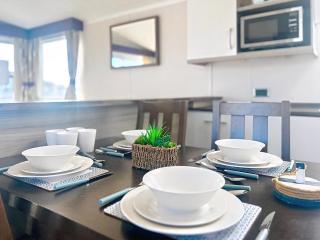 Stunning 6 Berth Caravan, Close To The Beach In Suffolk Ref 68067Cr - Lowestoft - 3