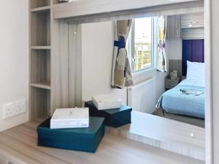 Stunning 6 Berth Caravan, Close To The Beach In Suffolk Ref 68067Cr - Lowestoft - 2