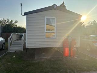 Cosy Caravan With Decking At Oaklands Holiday Park In Essex Ref 39042Cf - Clacton-on-Sea - 0