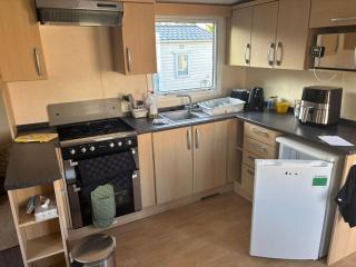 Cosy Caravan With Decking At Oaklands Holiday Park In Essex Ref 39042Cf - Clacton-on-Sea - 3