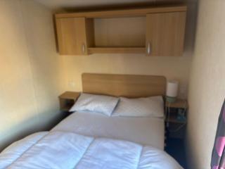 Cosy Caravan With Decking At Oaklands Holiday Park In Essex Ref 39042Cf - Clacton-on-Sea - 2