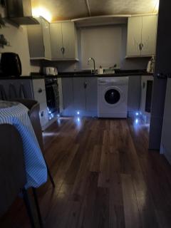 Lovely 4 Berth Caravan At Southview Holiday Park Ref 33001L - Skegness - 3