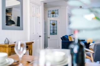 Cozy 3-Bed Home by 53 Degrees Property, Perfect for Business & Groups! - Leek - 1