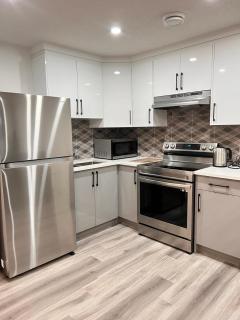 Cozy Corner - 1 bedroom suite - 15 mins from airport - 3