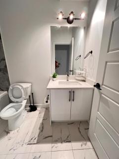 Cozy Corner - 1 bedroom suite - 15 mins from airport - 1