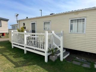 Cosy 6 Berth Caravan With Side Decking At Kessingland Beach, Suffolk Ref 90031Sv - Benacre - 0
