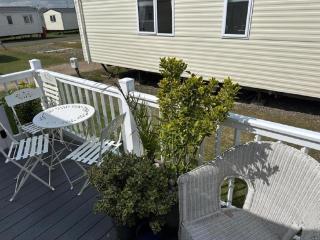 Cosy 6 Berth Caravan With Side Decking At Kessingland Beach, Suffolk Ref 90031Sv - Benacre - 9