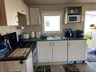 Cosy 6 Berth Caravan With Side Decking At Kessingland Beach, Suffolk Ref 90031Sv - Benacre - 6