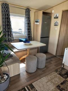 Cosy 6 Berth Caravan With Side Decking At Kessingland Beach, Suffolk Ref 90031Sv - Benacre - 5