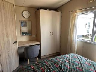 Cosy 6 Berth Caravan With Side Decking At Kessingland Beach, Suffolk Ref 90031Sv - Benacre - 3