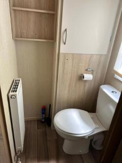 Cosy 6 Berth Caravan With Side Decking At Kessingland Beach, Suffolk Ref 90031Sv - Benacre - 1