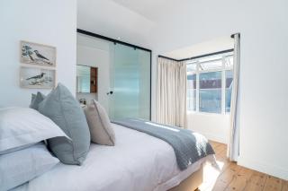 By The Sea Villa on Kalk Bays Ocean Edge - 4