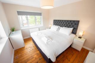 5 Bed House inc Parking, Fast WiFi, Pet Friendly - - 0