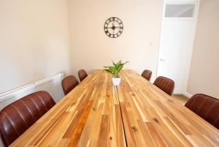 5 Bed House inc Parking, Fast WiFi, Pet Friendly - - 9