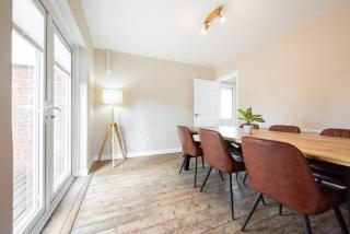 5 Bed House inc Parking, Fast WiFi, Pet Friendly - - 5