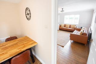 5 Bed House inc Parking, Fast WiFi, Pet Friendly - - 3