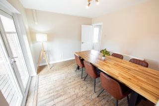 5 Bed House inc Parking, Fast WiFi, Pet Friendly - - 2