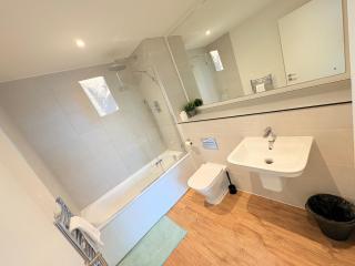 City Centre Stay 2 bed 2 bath City views PS4 - Birmingham - 5