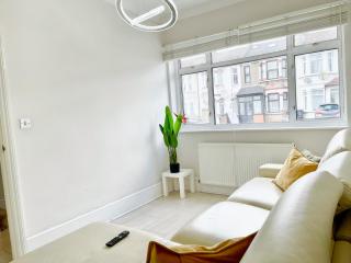 Ilford 3-Bedroom Home with Garden & Free Parking near Barking - Barking - 7