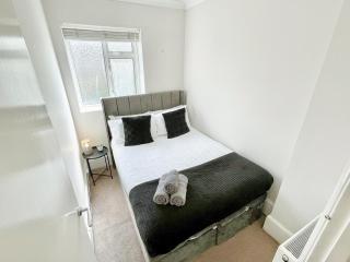 Ilford 3-Bedroom Home with Garden & Free Parking near Barking - Barking - 3