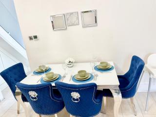 Ilford 3-Bedroom Home with Garden & Free Parking near Barking - Barking - 5