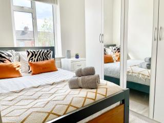 Ilford 3-Bedroom Home with Garden & Free Parking near Barking - Barking - 2