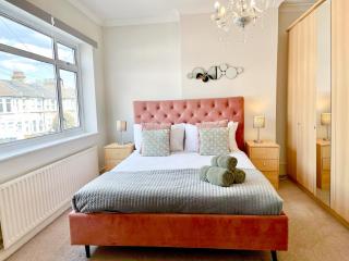Ilford 3-Bedroom Home with Garden & Free Parking near Barking - Barking - 4