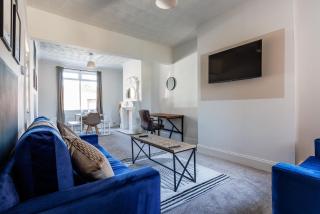Spacious 2 bedroom with dining room - 5