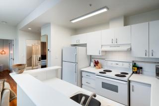 Chic Downtown Apartment with City Views near Stanley Park - Vancouver - 4