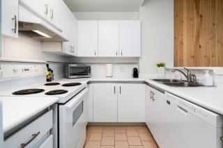 Chic Downtown Apartment with City Views near Stanley Park - Vancouver - 3