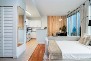 Chic Downtown Apartment with City Views near Stanley Park - Vancouver - 2