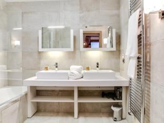 Appartement 4 pièces de luxe, à deux pas des pistes et commerces, avec parking et accès fitness à Courchevel - FR-1-562-35 - Courchevel - 3