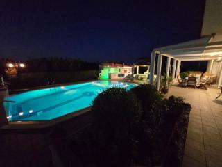 Elia Apartment Garden Oasis With Pool Astros - 2
