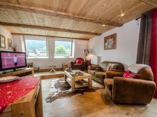 Superbe appartement 3 étoiles à Chamonix, 2 chambres, balcon, cheminée déco, parking et Wi-Fi - FR-1-343-197 - 0