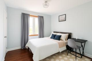 Newly Renovated Modern 3BR North York Bungalow with Patio! Close to Rogers Stadium, TTC Subway Access, Perfect for Family Travel, Group Trips or Work Stays! - Toronto - 4