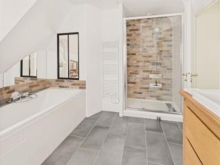 Piscine chauffée, Grand jardin, maison pour 8 - 6