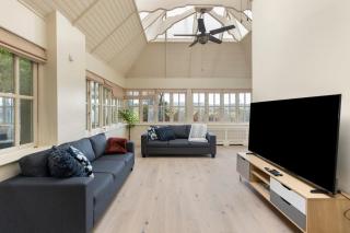 Relaxing Coastal Getaway Perfect for Large Groups - 5