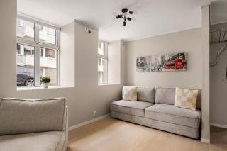 City Apartment I Short Walk to Sights - 4