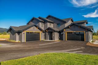 3 BR Duplex with Full Kitchen, W and D - 9