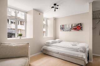 City Apartment I Short Walk to Sights - 7