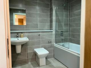 Luxury Salford Quays Apartment - Manchester - 5