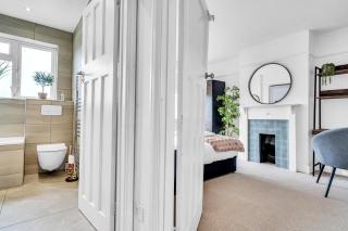Luxury 5-Bedroom Family Home with Modern 2-Storey Outbuilding - Merton - 1
