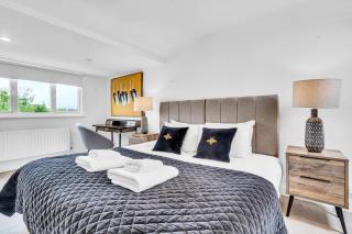 Luxury 5-Bedroom Family Home with Modern 2-Storey Outbuilding - Merton - 6