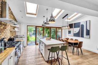 Luxury 5-Bedroom Family Home with Modern 2-Storey Outbuilding - Merton - 9