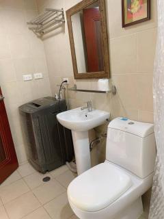 Room in Condo - Modern Makati Condo for Rent - City Views Convenience - Manilla - 2