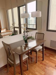 Room in Condo - Modern Makati Condo for Rent - City Views Convenience - Manilla - 1