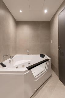 Nasma Luxury Stays - Jacuzzi Dreams 1 BR in Jumeirah - 9