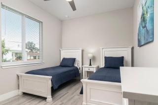 Modern 4BR Naples Park Pool Home 5 Min to Beach - Naples - 5