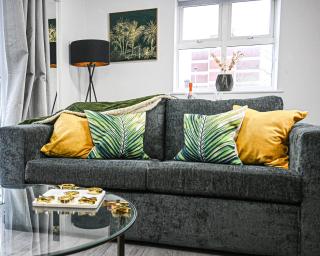 Jungle King Suite with Parking - Bedford - 0