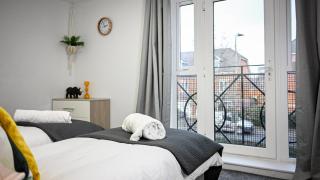Jungle King Suite with Parking - Bedford - 1